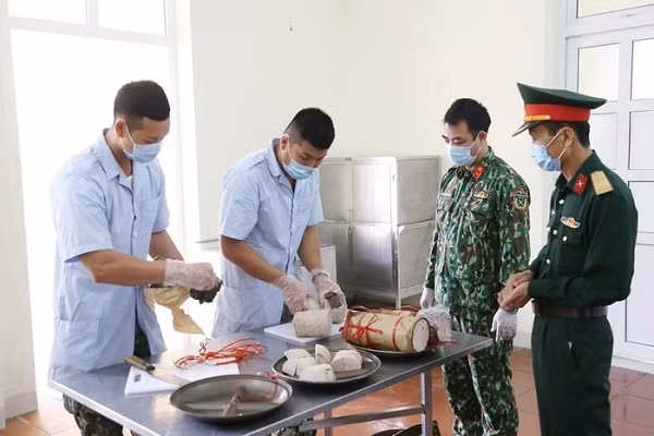 Anh nuôi của các đơn vị quân đội chuẩn bị suất ăn đảm bảo dinh dưỡng cho người thực hiện cách ly tập trung tại các đơn vị quân đội. (Ảnh: Dương Giang/TTXVN)