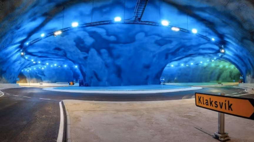 Như vậy 90% dân số có thể di chuyển một cách dễ dàng giữa các đảo qua hệ thống đường hầm dưới biển này.