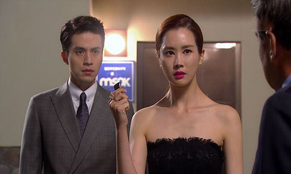 Chong ngoai tinh voi thu ky, vo am tham den cong ty lam chuyen bat ngo