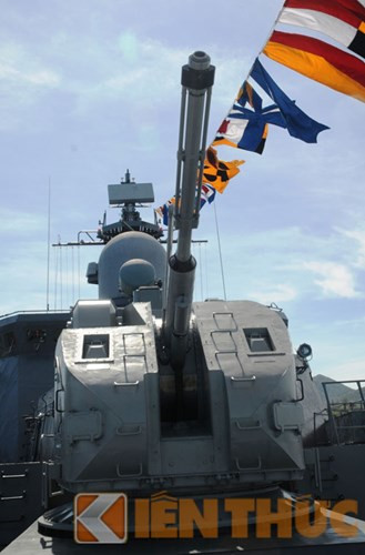 Ngoài vũ khí săn ngầm “giấu mặt”, tàu hộ vệ Gepard 3.9 mới của Việt Nam cơ bản vẫn sử dụng các tổ hợp vũ khí tương tự tàu 011 và 012. Cụ thể gồm pháo hạm đa năng AK-176M cỡ 76,2mm…