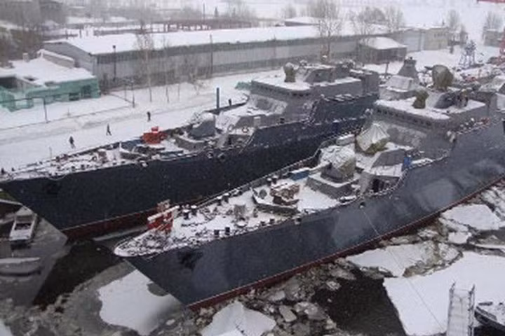 Sau khi được hạ thủy, con tàu sẽ bắt đầu trải qua các thử nghiệm cơ bản tại cảng nhà máy và tiếp tục được hoàn thiện kiến trúc thượng tầng, các phần máy móc còn lại trước khi ra biển chạy thử nghiệm.