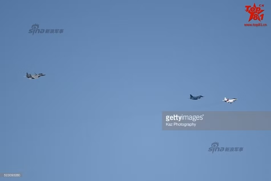 X-2 bay cùng tiêm kích F-2 và F-15J.