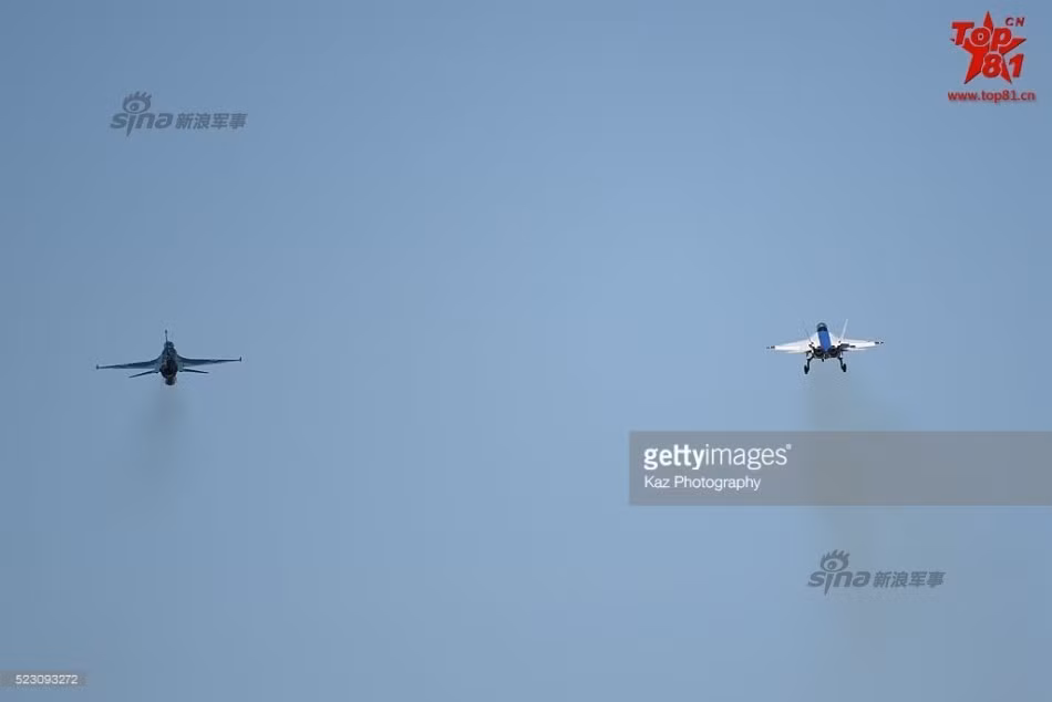 X-2 lao lên cao cùng tiêm kích F-2 do Nhật Bản sản xuất trên cơ sở cải tiến F-16 Mỹ.