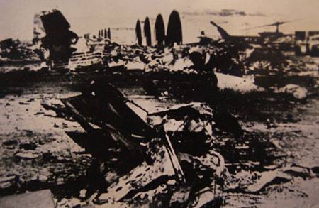 Lúc 16h15 phút ngày 28/4, phi đội 5 A-37 do phi công Nguyễn Thành Trung bay số 1 (dẫn đường) đồng loạt cất cánh hướng về phía Nam. Vượt qua sông Sài Gòn khoảng 30 giây, các phi công đã nhìn rõ mục tiêu sân bay Tân Sơn Nhất. Lần lượt, các phi công bổ nhào cắt bom. Chỉ trong ít giây, khói lửa đã trùm kín khu vực máy bay địch đang đổ, tiếng bom nổ rung chuyển khắp thành phố. Cuộc tập kích diễn ra một cách bất ngờ, quân địch hoàn toàn bất ngờ không kịp phản ứng, 24 máy bay địch bị phá hủy. Ảnh: Sân bay Tân Sơn Nhất sau khi trúng bom của A-37 quân giải phóng.