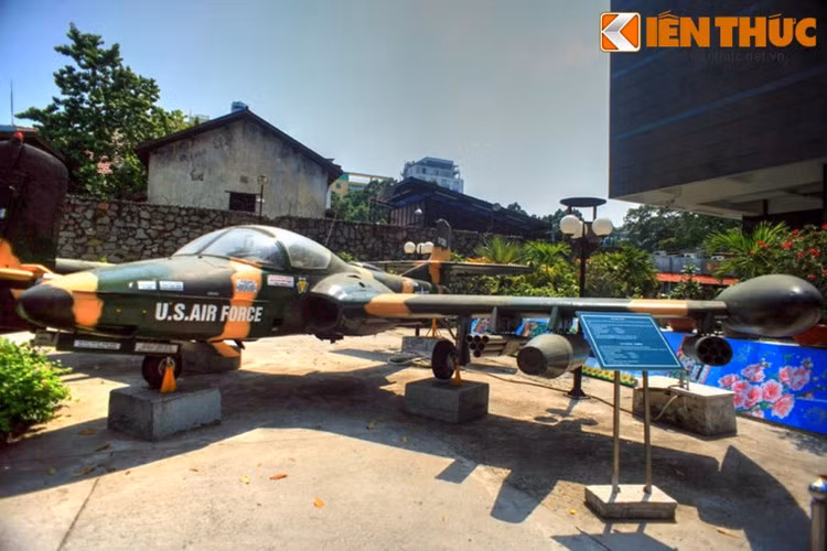 Máy bay cường kích hạng nhẹ A-37 Dragonfly (chuồn chuồn) là một trong hai loại chiến đấu cơ chủ lực của Không quân Quân đội Sài Gòn. Loại máy bay này do hãng Cessna (Mỹ) nghiên cứu phát triển từ những năm năm 1960 dựa trên máy bay huấn luyện phản lực T-37 Tweet.