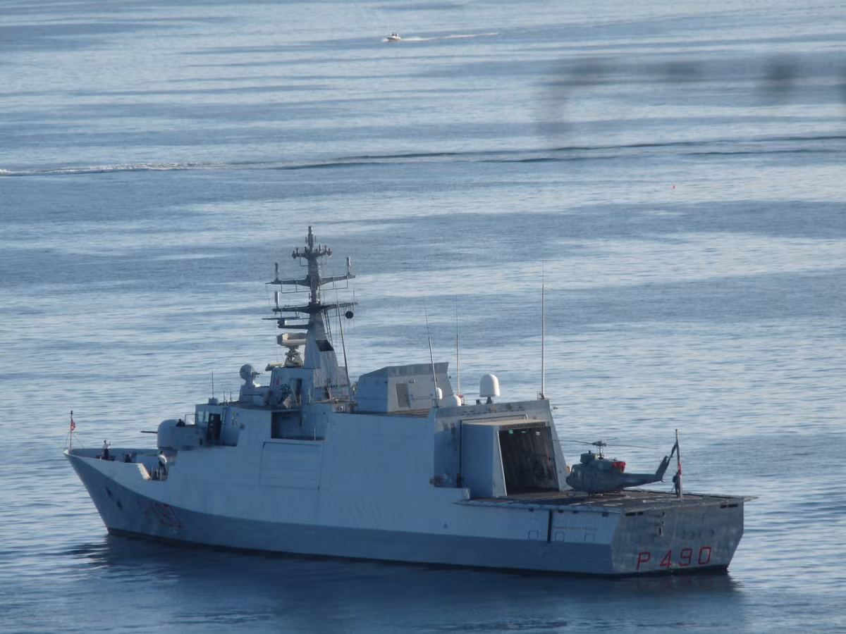 Ở đuôi tàu có một nhà chứa máy bay và sân đỗ dành cho một trực thăng hải quân AB-212 hoặc NH-90 chuẩn phương Tây. Tuy nhiên, có lẽ nó cũng có thể sửa đổi phù hợp với trực thăng săn ngầm Ka-28 của Việt Nam theo yêu cầu.