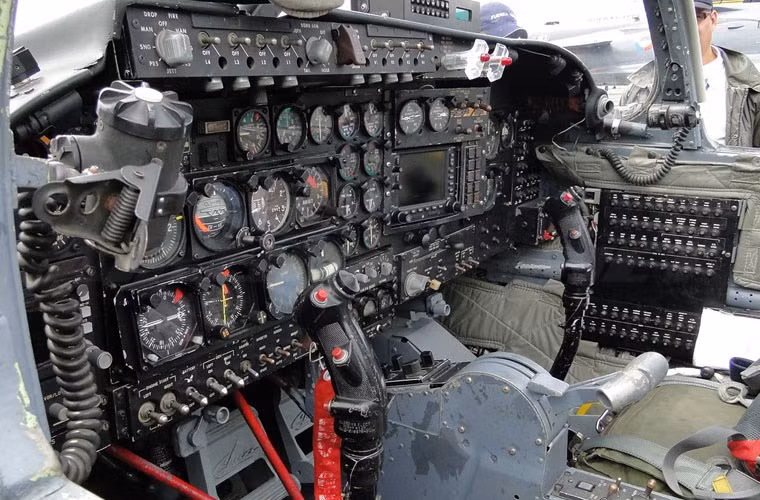 Máy bay thiết kế với buồng lái 2 người ngồi, nhưng một người có thể điều khiển và chiến đấu. Nguồn ảnh: Wiki