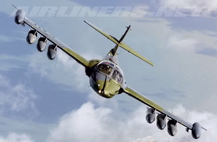 A-37 dài 8,62m với chiều cao thấp 2,7m, sải cánh 10,93m, trọng lượng cất cánh tối đa chỉ 6,35 tấn. Máy bay trang bị 2 động cơ tuốc bin phản lực J85-GE-17A cho phép đạt tốc độ cận âm 816km/h, bán kính chiến đấu 740km, trần bay hơn 12.000m. Nguồn ảnh: Airlines.net