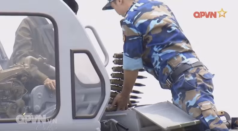 Tại trường bắn, các tàu CSB đã thực hiện bắn đối hải bài 4 (mục tiêu cố định ban ngày) nhằm kiểm tra độ cứng, độ vững, độ cố định của súng, pháo và độ gia cường chân bề súng pháo; đảm bảo tính đồng bộ, độ chính xác của vũ khí trang bị trên tàu trước khi đưa vào khai thác, sử dụng. Ảnh: Nạp đạn trước khi bắn thử nghiệm trên tàu CSB 8004 thuộc lớp DN2000.