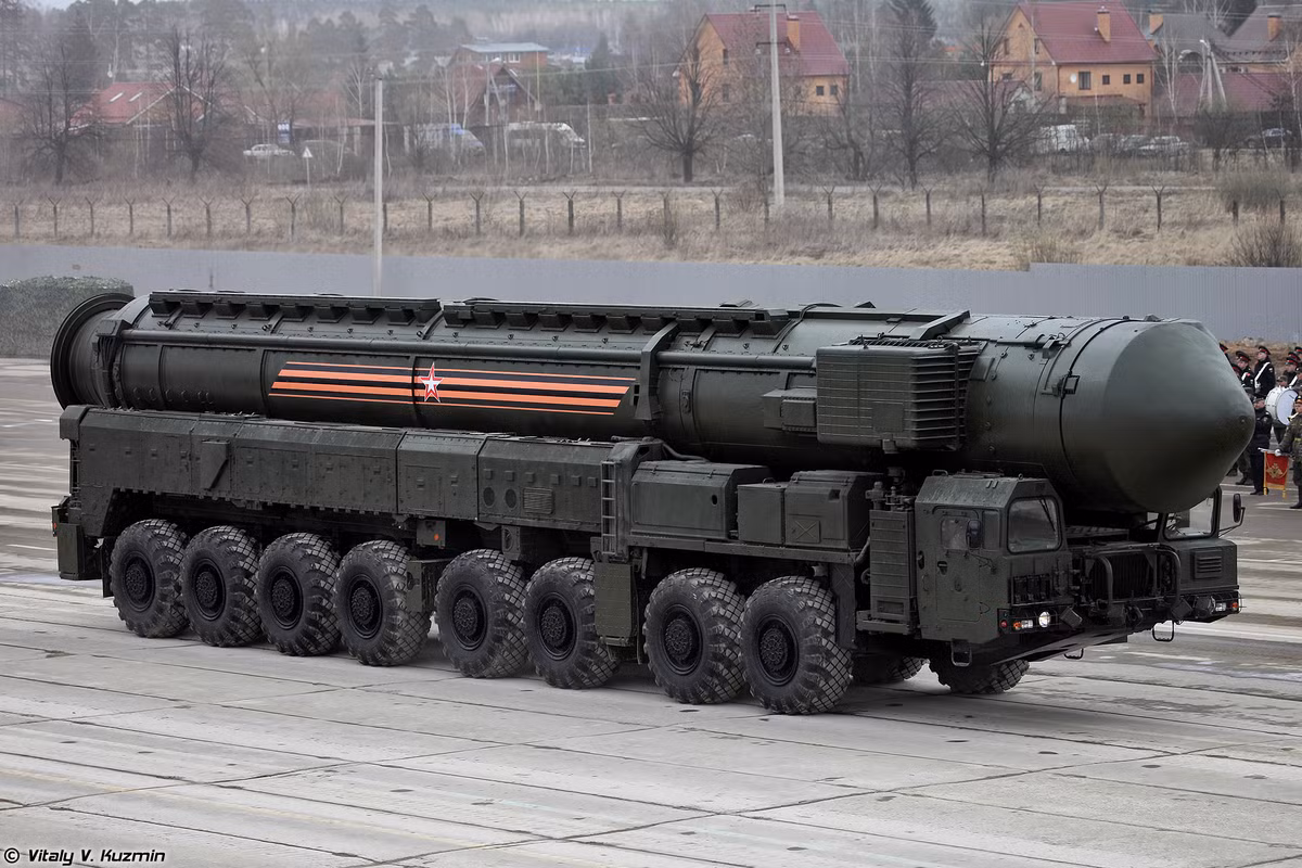 Tưởng như đội hình xe phóng tự hành 15U175M của tổ hợp tên lửa đạn đạo liên lục địa RS-24 Yars sẽ kết thúc màn trình diễn hoành tráng của Quân đội Nga ngày 9/5...