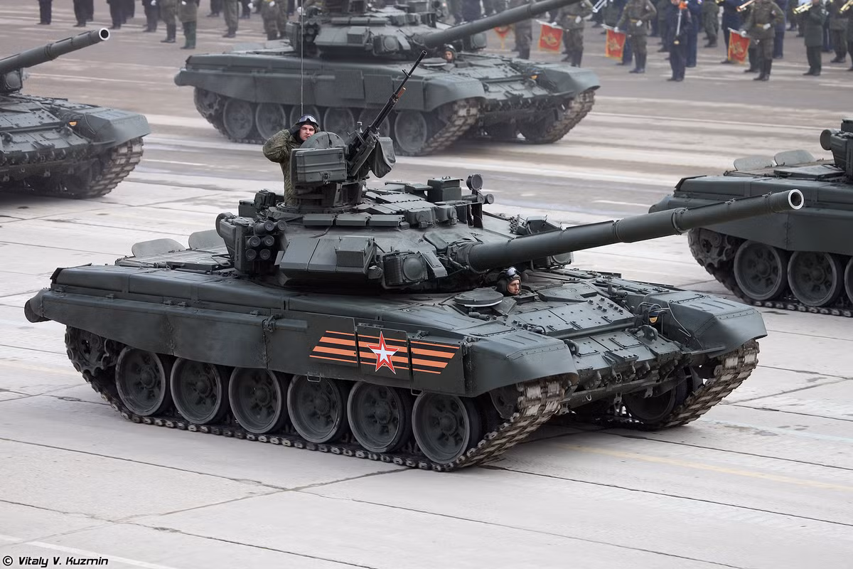 Xe tăng T-90A vẫn được Quân đội Nga ưu ái xuất hiện trong các cuộc duyệt binh, trong khi T-72 và T-80 không còn được cho hiện diện trên Quảng Trường Đỏ.