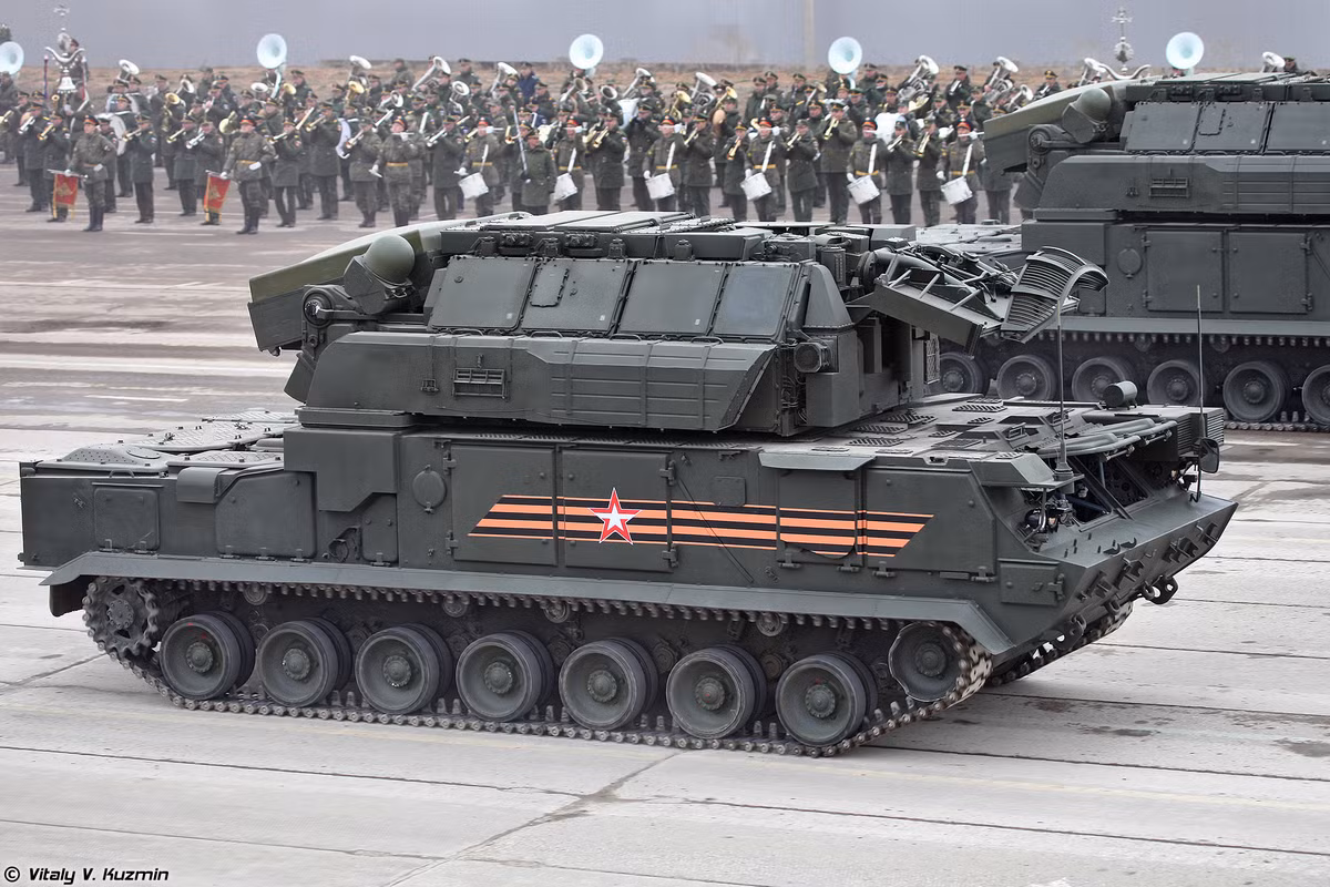 Xe chiến đấu tổ hợp tên lửa phòng không tầm thấp tác chiến mọi điều kiện thời tiết Tor-M2U.