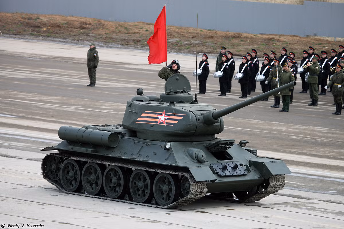 Sau khi kết thúc màn diễu binh của khoảng 10.000 binh sĩ, sĩ quan, học viên các trường sĩ quan, sẽ tới màn duyệt binh của đội hình phương tiện cơ giới mặt đất và dàn máy bay của Không quân Nga. Ảnh: Xe tăng T-34-85 dẫn đầu đội hình cơ giới tiến vào lễ đài.