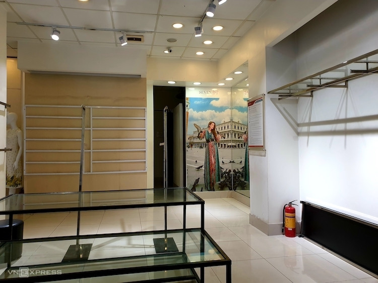 Nhiều gian hàng của Seven.AM trống trơn sau một ngày bị kiểm tra.