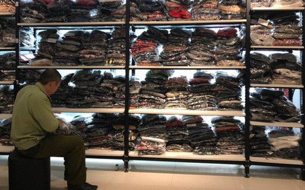 Qua kiểm tra, tổng số hàng hóa tại 5 cơ sở là 9.035 sản phẩm gồm: 5.445 chiếc đầm, 409 chiếc chân váy, 1.902 chiếc áo khoác, 838 chiếc áo, 279 chiếc quần, 124 bộ quần áo, 24 túi xách và 14 chiếc ví.