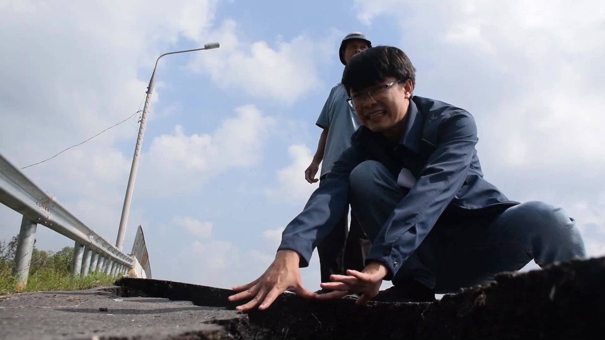 Nhiều vết nứt khổng lồ như động đất ở đường dẫn cao tốc Đà Nẵng - Quảng Ngãi - Hình 3 Nhieu vet nut khong lo nhu dong dat o duong dan cao toc Da Nang - Quang Ngai-Hinh-3