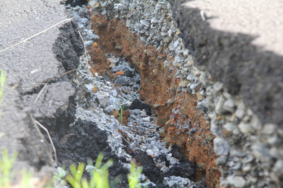 Nhiều vết nứt khổng lồ như động đất ở đường dẫn cao tốc Đà Nẵng - Quảng Ngãi - Hình 2 Nhieu vet nut khong lo nhu dong dat o duong dan cao toc Da Nang - Quang Ngai-Hinh-2