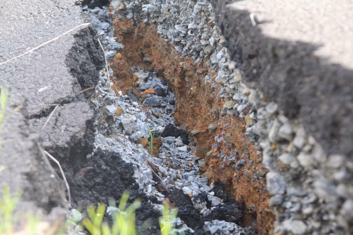 Nhieu vet nut khong lo nhu dong dat o duong dan cao toc Da Nang - Quang Ngai-Hinh-2