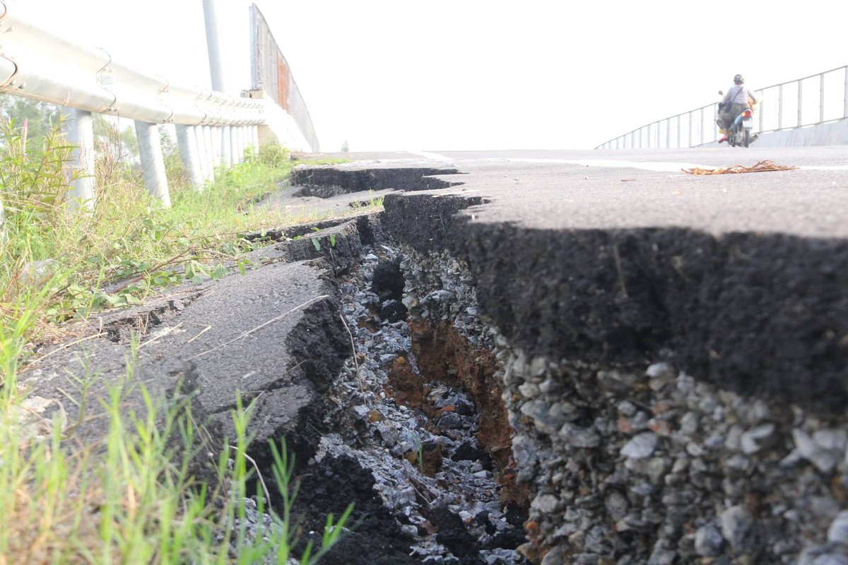 Nhiều vết nứt khổng lồ như động đất ở đường dẫn cao tốc Đà Nẵng - Quảng Ngãi - Hình 6 Nhieu vet nut khong lo nhu dong dat o duong dan cao toc Da Nang - Quang Ngai-Hinh-6