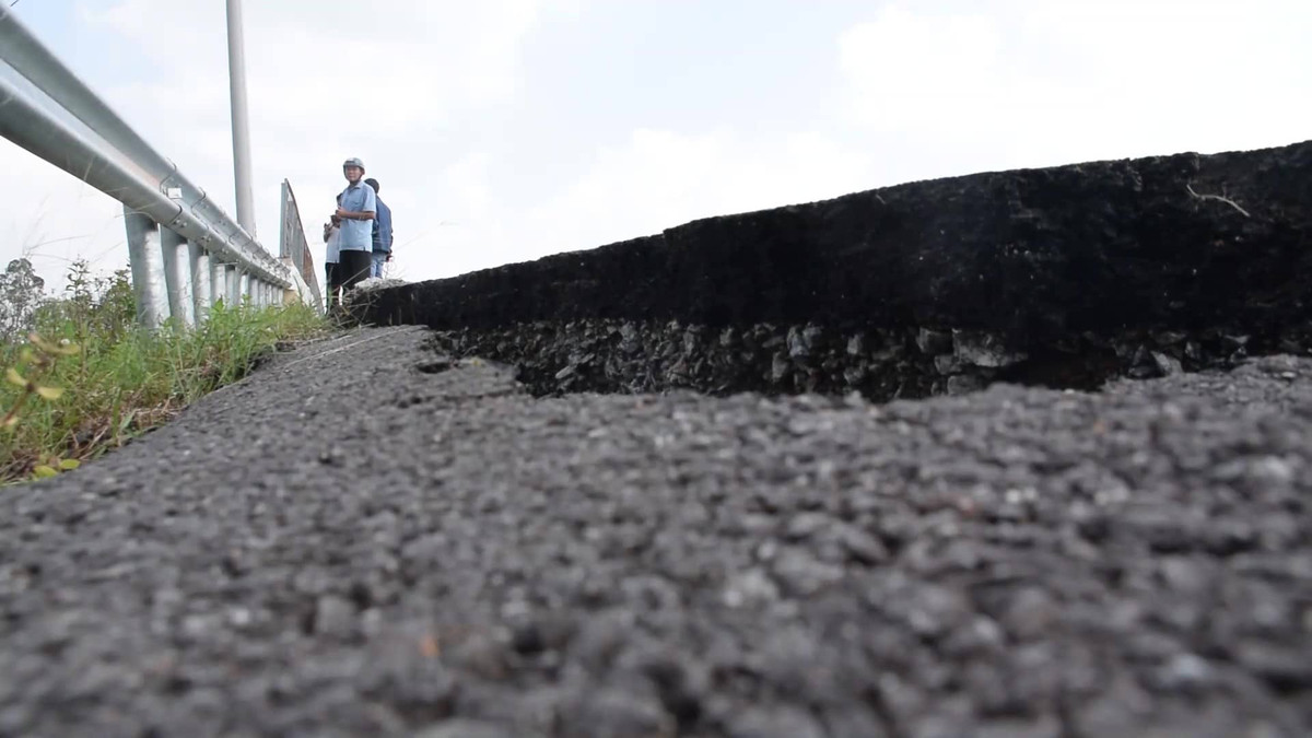 Nhiều vết nứt khổng lồ như động đất ở đường dẫn cao tốc Đà Nẵng - Quảng Ngãi - Hình 4 Nhieu vet nut khong lo nhu dong dat o duong dan cao toc Da Nang - Quang Ngai-Hinh-4