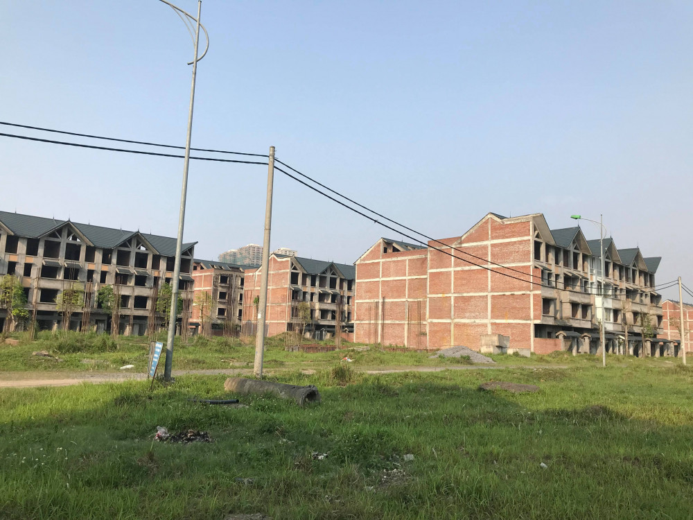Phía bên trong dự án, nhiều khu nhà hoang không một bóng người.