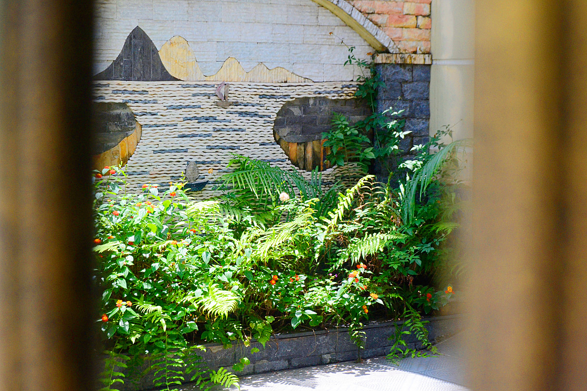 ... và cây xanh giúp cho ngôi nhà trở nên sinh động hơn.