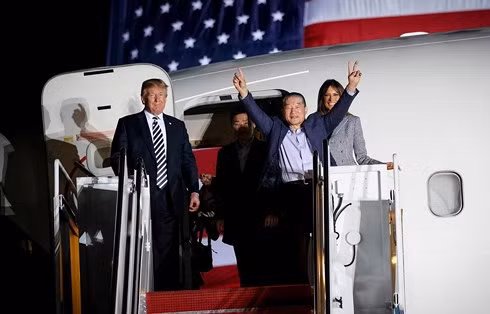 Tổng thống Mỹ Donald Trump và Phu nhân đón 3 công dân Mỹ được Triều Tiên phóng thích trở về. Ảnh: New York Times.