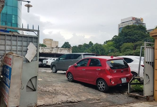 Hiện khu đất vàng này đang cho thuê để làm bãi giữ xe ô tô và bị liệt vào danh sách những là dự án làm "xấu bộ mặt thành phố". Ảnh: Tiền Phong.
