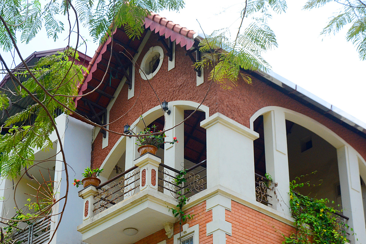 Trên từng lan can, hàng rào, những giỏ cây hoa li ti điểm tô cho cả khu nhà.