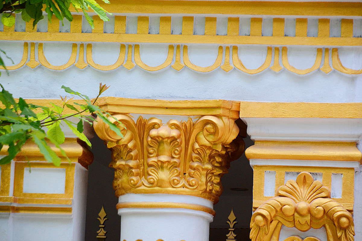 Toàn bộ họa tiết được phủ vàng tạo nên nét nổi bật, độc nhất vô nhị của tòa biệt thự.