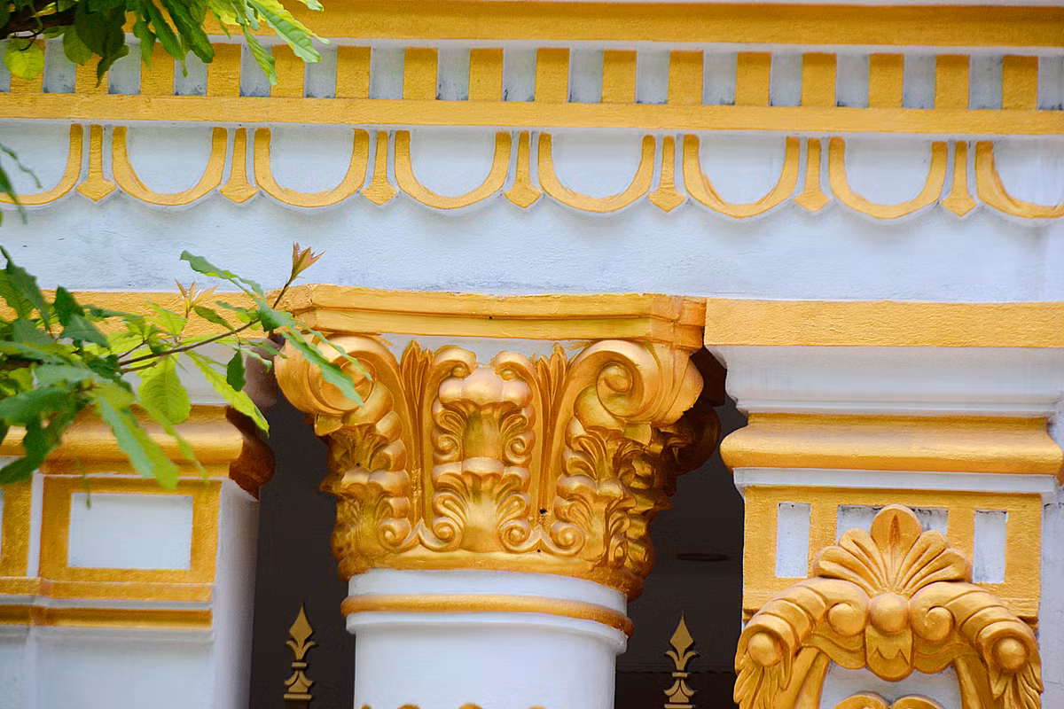 Toàn bộ họa tiết được phủ vàng tạo nên nét nổi bật, độc nhất vô nhị của tòa biệt thự.