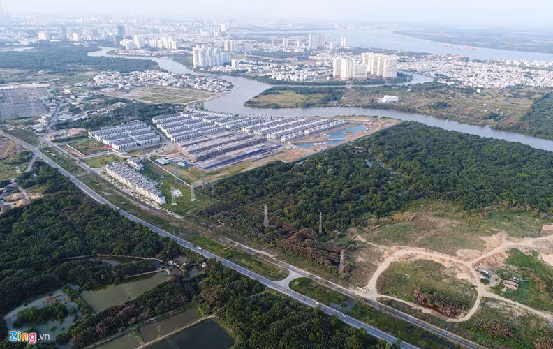 Trước đó, dư luận đã "sốc" trước thông tin Khu đất 32,5 ha tại xã Phước Kiển (khu vực huyện Nhà Bè và quận 7, TP.HCM) được Tân Thuận bán cho Quốc Cường Gia Lai với giá 419 tỷ đồng, tương đương 1,29 triệu đồng/m2. Cho đến khi bị "khui" ra "lùm xùm", khu đất này vẫn chỉ bỏ hoang, lau sậy mọc um tùm.