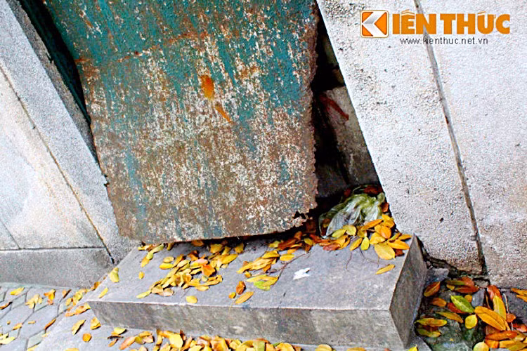 Những vết ố hoen gỉ trên cánh cổng, hàng rào sắt theo thời gian vẫn nằm đó.