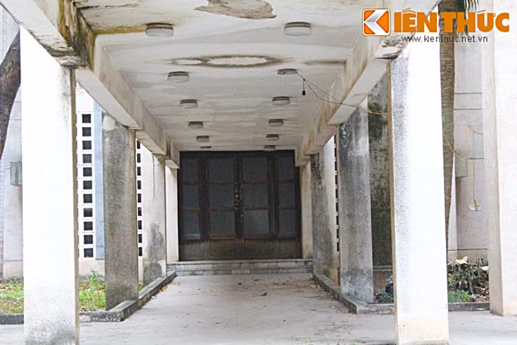 Nhiều hạng mục của ngôi nhà đã xuống cấp nghiêm trọng do bị bỏ hoang quá lâu...