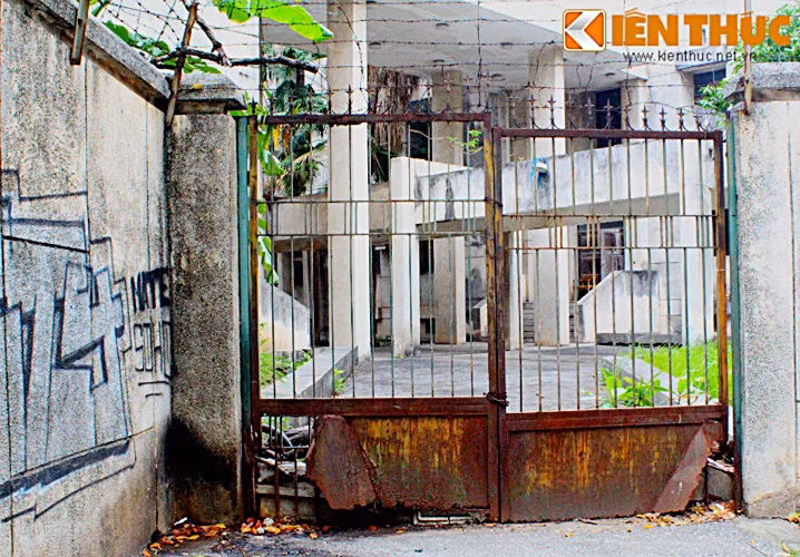 Với việc nằm tại ngã ba Kim Mã - Vạn Bảo, khu nhà này có 2 mặt tiền, nên giới đầu tư BĐS đánh giá khu đất này là khu "vàng mười" đầy mong muốn và mơ ước.