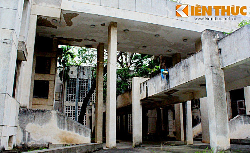 ... lại kết hợp với màu sắc u ám, huyền bí khiến ngôi nhà khiến nhiều người qua đường cũng phải e dè.