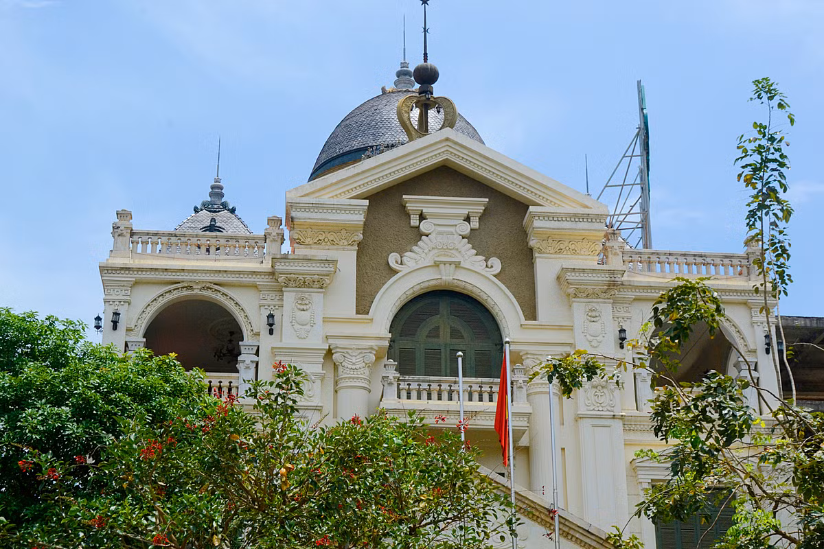 Phần đế, mái, cửa được thiết kế màu sắc tối trong khi tường, cột màu kem, cho cảm giác vừa ấm áp vừa khỏe khoắn.