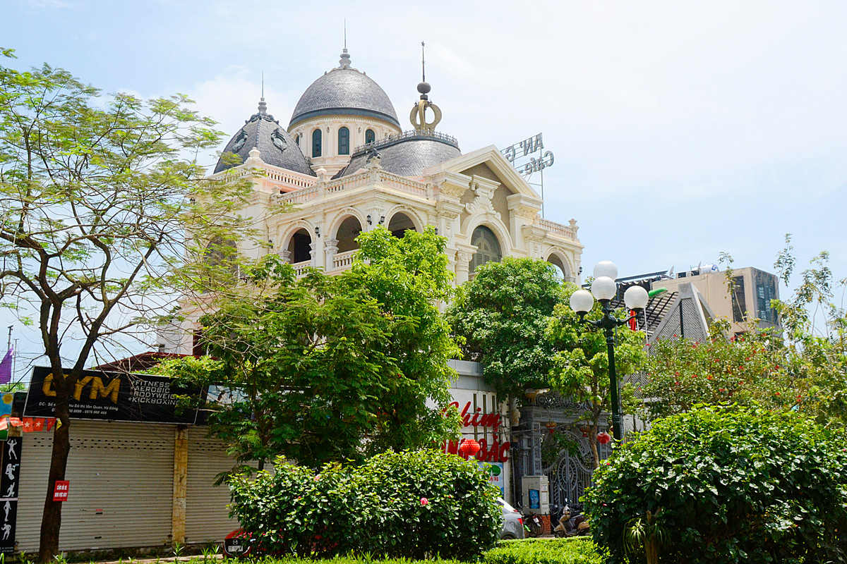Tòa nhà có thiết kế cổ điển đặc trưng với mái vòm, cột đá, cầu thang lượn, hoa văn trang trí phía ngoài tinh xảo.