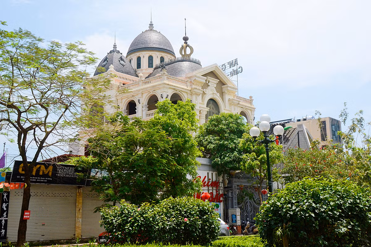 Tòa nhà có thiết kế cổ điển đặc trưng với mái vòm, cột đá, cầu thang lượn, hoa văn trang trí phía ngoài tinh xảo.