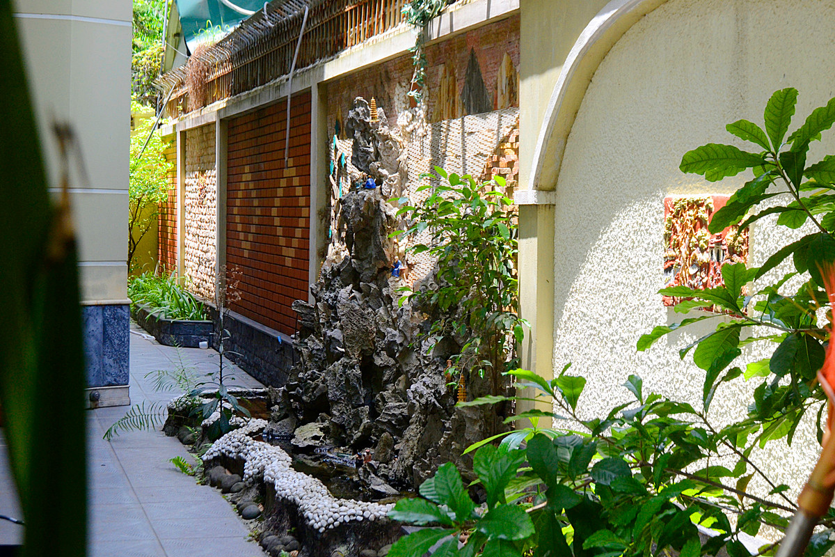 Khuôn viên bên trong tòa nhà có tiểu cảnh hòn non bộ...