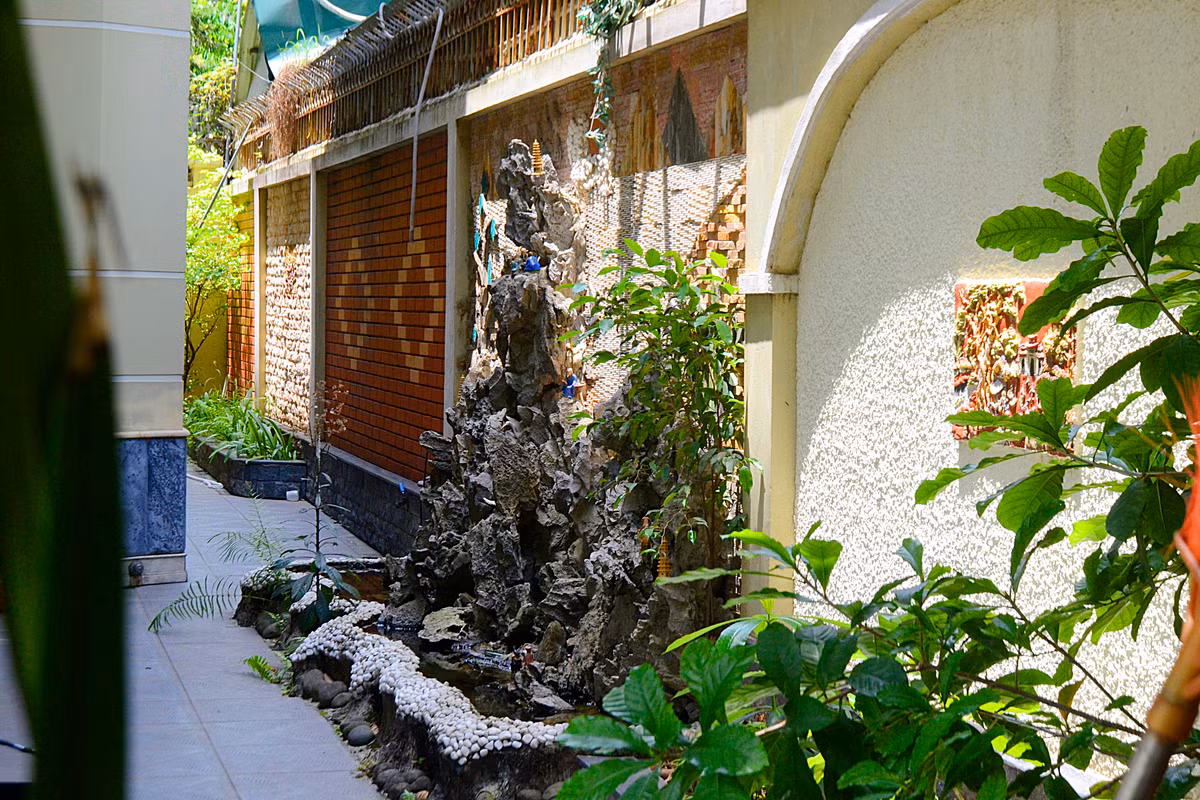 Khuôn viên bên trong tòa nhà có tiểu cảnh hòn non bộ...