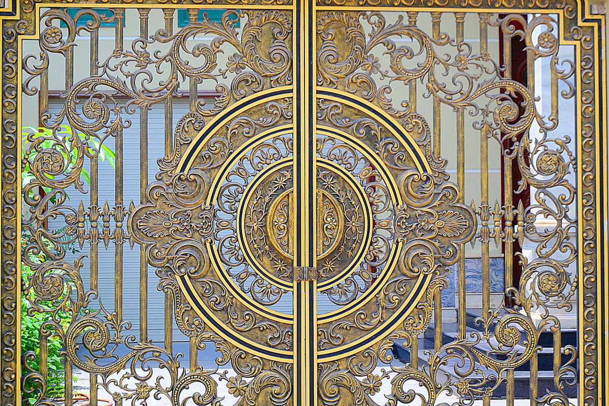 Điểm nổi bật của căn nhà phố hiện đại này chính là bộ cánh cổng đúc đồng có hoa văn được chạm trổ, thiết kế cầu kỳ, tinh xảo.