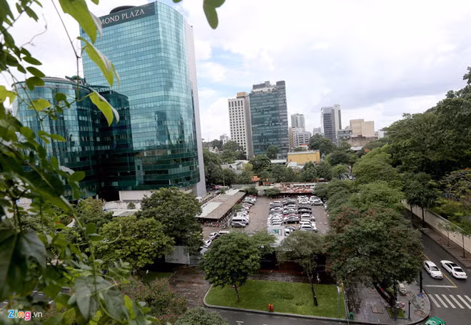 Tháng 6/2011, UBND TP đã có quyết định chấp thuận cho Công ty CP Đầu tư Lavenue sử dụng 4.896 m2 đất tại khu đất vàng số 8-12 Lê Duẩn để đầu tư xây dựng khách sạn cao cấp, thương mại – dịch vụ, căn hộ cho thuê với thời hạn sử dụng đất là 50 năm. Ảnh: Zing.