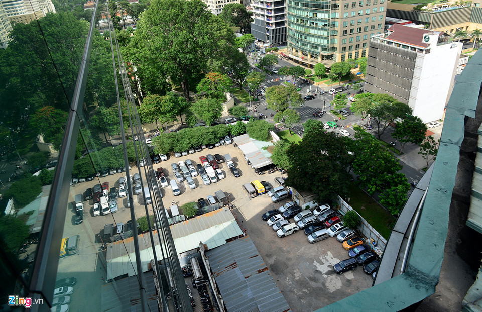 Hình thức sử dụng đất là Nhà nước giao đất có thu tiền sử dụng đất đối với khu đất tại số 8 Lê Duẩn và Nhà nước cho thuê đất trả tiền thuê hằng năm đối với khu đất số 12 Lê Duẩn. Trong đó, duyệt giá trị quyền sử dụng đất và giá trị công trình xây dựng trên đất tại số 8 Lê Duẩn (3.433m2), theo giá trị trường là hơn 621,7 tỷ đồng. Duyệt đơn giá thuê đất tại số 12 Lê Duẩn theo giá thị trường là hơn 3,5 triệu/m2/năm. Ảnh: Zing.