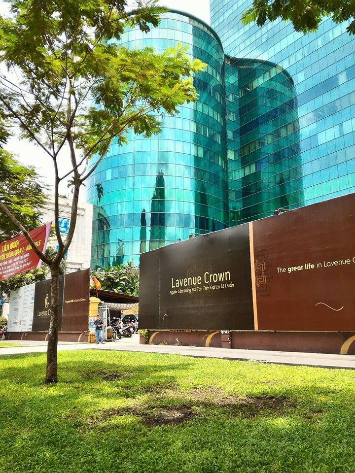 Việc thu hồi đất được cho là có thuận lợi do hiện tại dự án chưa triển khai xây dựng mà làm bãi giữ xe. Về kinh tế, hiện nay giá đất tại khu vực đường Lê Duẩn khu trung tâm thành phố có giá trên 400 triệu đồng/m2. Nếu đấu giá khu đất 8-12 Lê Duẩn có vị trí tốt (3 mặt tiền) diện tích 4.896 m2 sẽ thu về trên 2.000 tỷ đồng. Ảnh: ANTT.