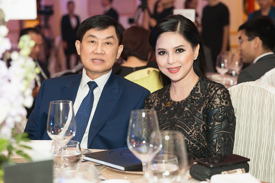  3. Johnathan Hạnh Nguyễn - Lê Hồng Thủy Tiên Là người sáng lập Tập đoàn Liên Thái Bình Dương (IPPGroup), ông Johnathan Hạnh Nguyễn cùng vợ là bà Lê Hồng Thủy Tiên hiện là những lãnh đạo cao nhất tại doanh nghiệp, cùng nhau điều hành phát triển. IPPGroup chính là đơn vị phân phối độc quyền hàng loạt thương hiệu thời trang, thực phẩm nổi tiếng trên thế giới tại Việt Nam thông qua các công ty thành viên. Ảnh: XevaTheThao.vn