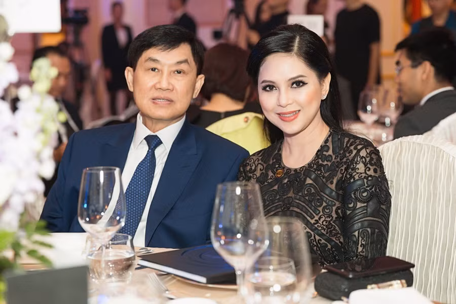  3. Johnathan Hạnh Nguyễn - Lê Hồng Thủy Tiên Là người sáng lập Tập đoàn Liên Thái Bình Dương (IPPGroup), ông Johnathan Hạnh Nguyễn cùng vợ là bà Lê Hồng Thủy Tiên hiện là những lãnh đạo cao nhất tại doanh nghiệp, cùng nhau điều hành phát triển. IPPGroup chính là đơn vị phân phối độc quyền hàng loạt thương hiệu thời trang, thực phẩm nổi tiếng trên thế giới tại Việt Nam thông qua các công ty thành viên. Ảnh: XevaTheThao.vn