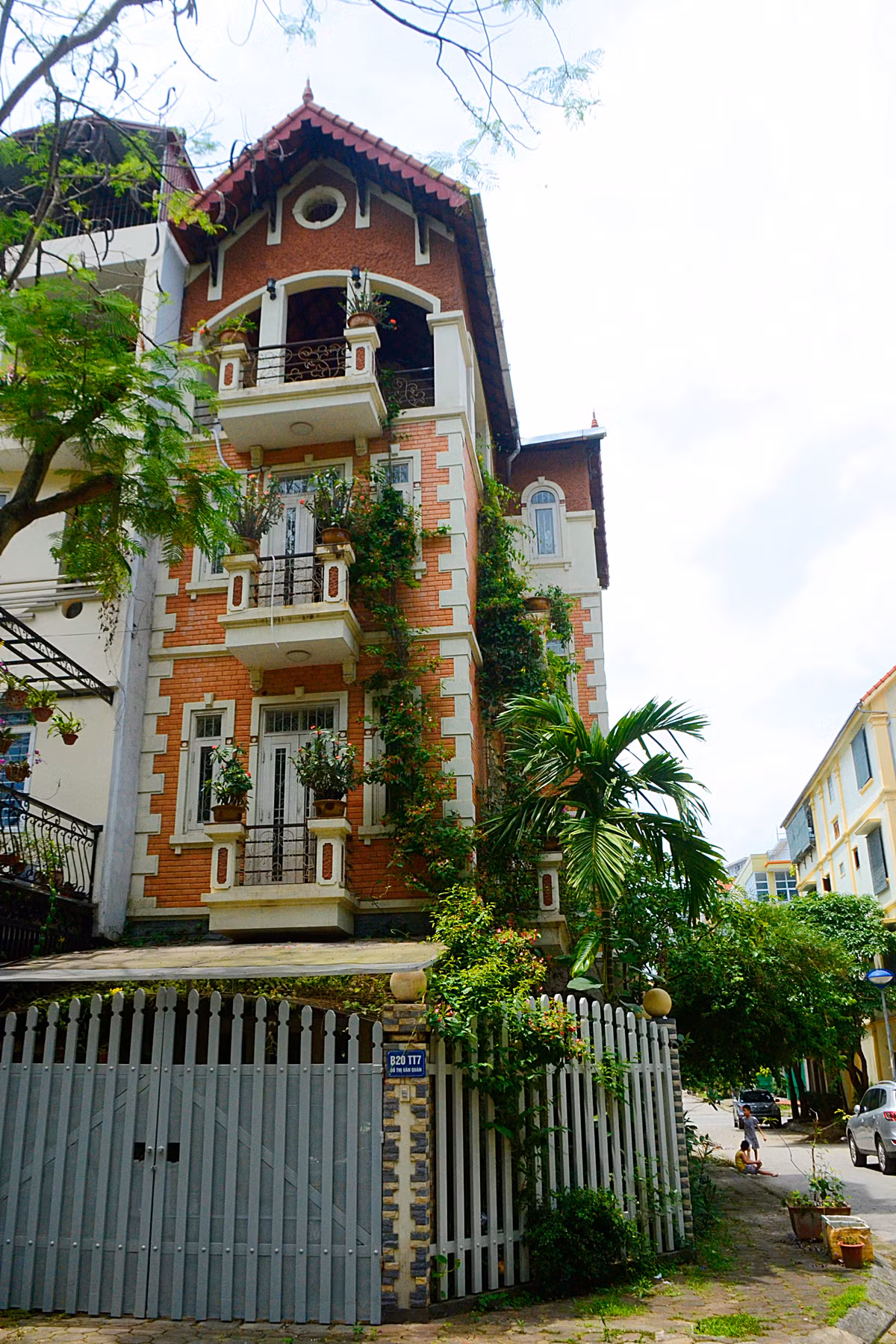 Căn biệt thự hai mặt tiền mang vẻ hài hòa nhẹ nhàng, mướt mắt nhờ những vườn cây xanh và dây leo tươi tốt.