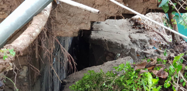 Hố tử thần nằm gọn bên trong dự án MHD Trung Văn đang được đơn vị thi công đào móng. Ảnh: Văn Huế/Giao Thông.