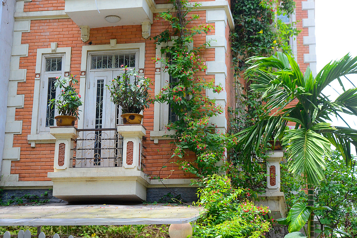 Trên các ban công tòa biệt thự, chủ nhà còn làm giàn để có chỗ cho các loại dây leo bám lên.